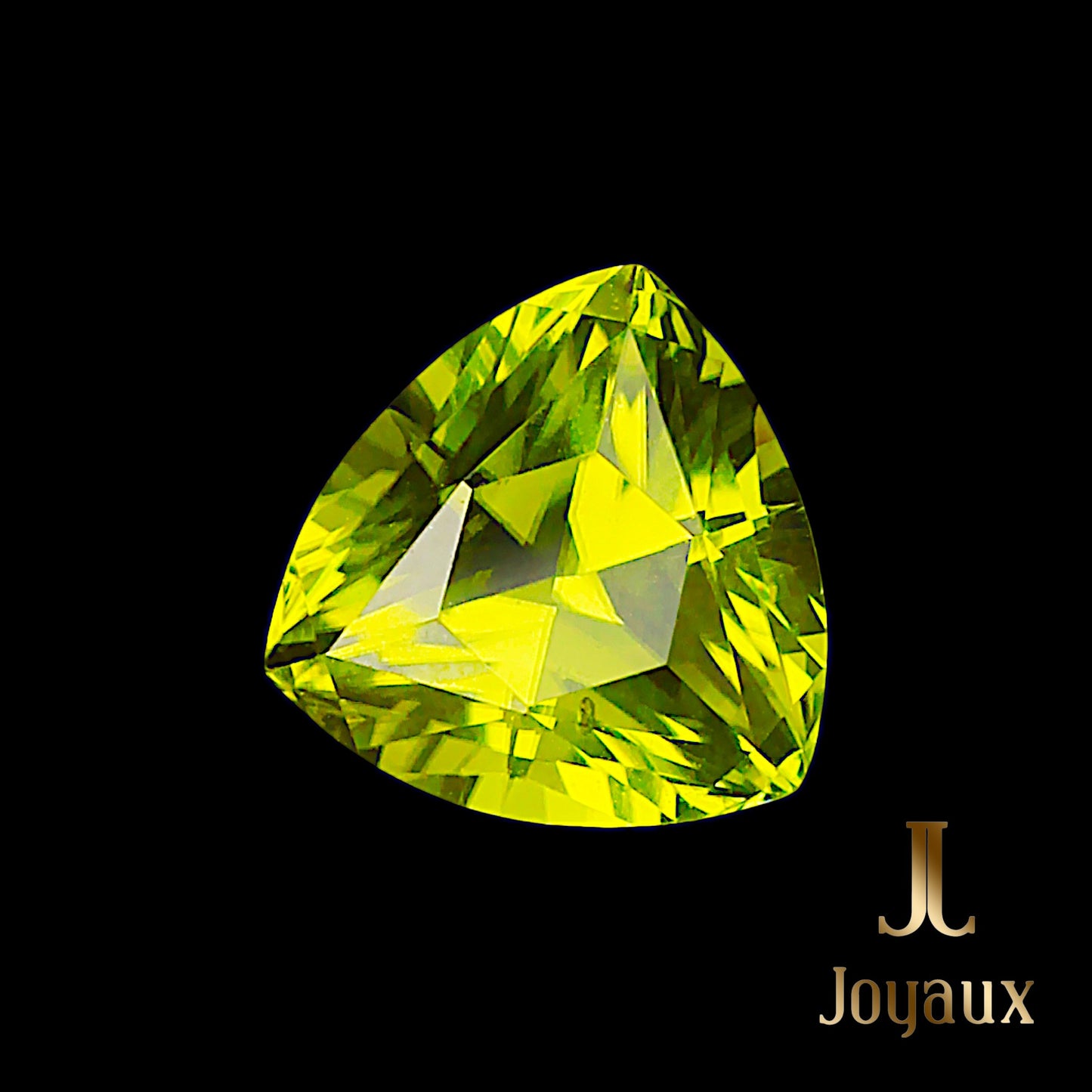 Exquisite 4.3 ct Trillion-cut Peridot | Atelier de Joyaux™ Geneva