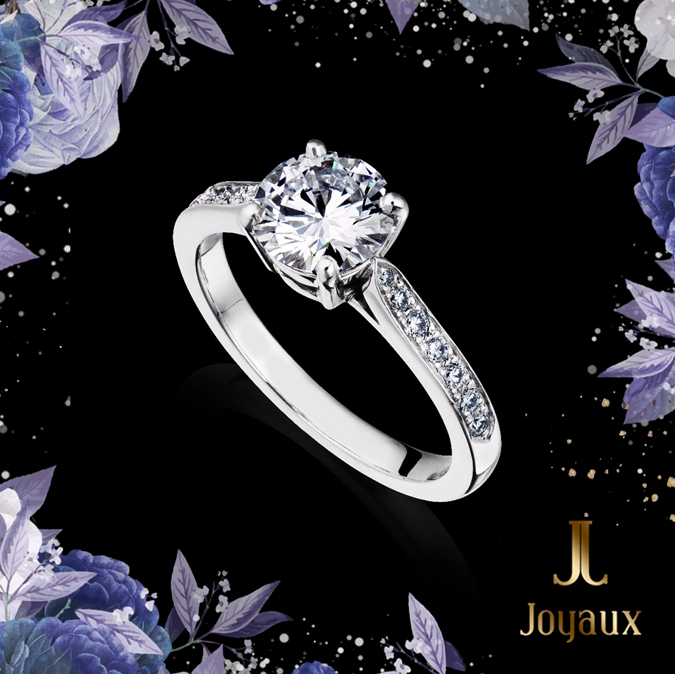 Bague Solitaire en Diamant avec Pierres Latérales