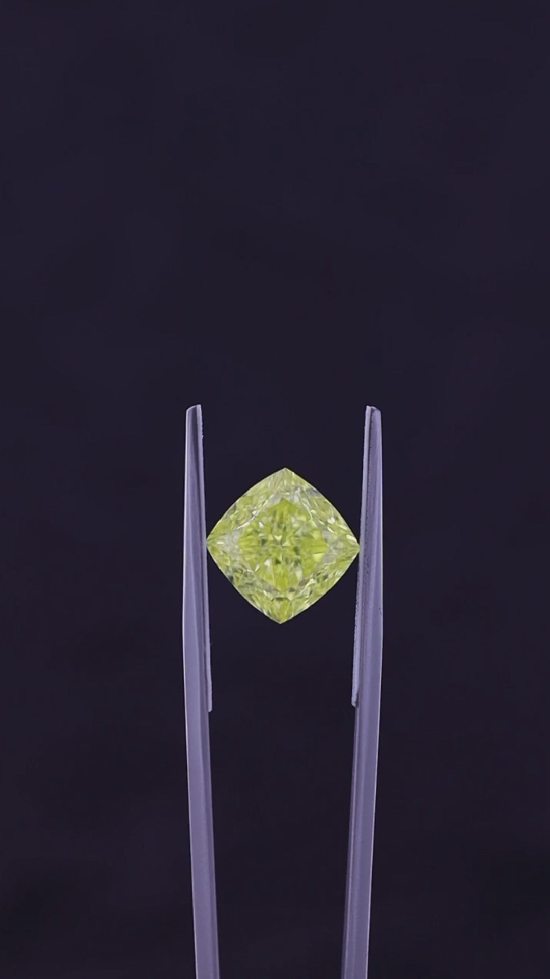 7.06 Carat Fancy Vivid Yellow Diamond | Atelier de Joyaux™ Geneva